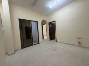 للإيجار  شقّة عائلية فالعامرات  قريب مركز الشرطة لطفًا تواصل مع الرقم فالوصف