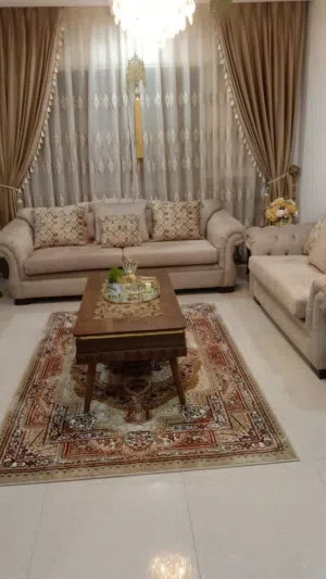 طقم ضيوف بحالة ممتازة للبيع مع طاولات جوانب عدد 2