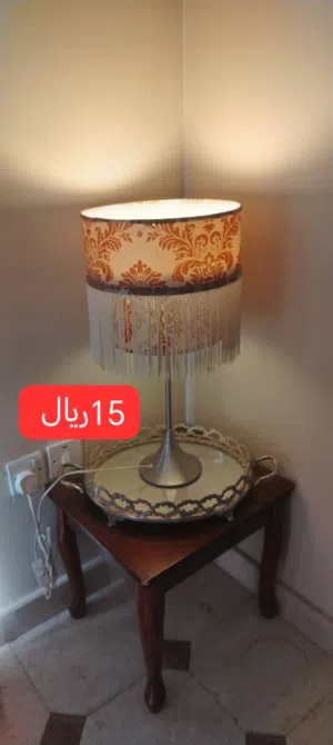 أباجورة (إضاءة) كلاسيكية: بتصميم فريد مع شراريب وقاعدة مرايا أنيقة.