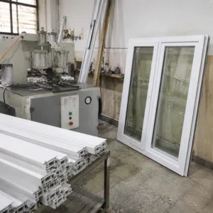 مصنع إنتاج أبواب ونوافذ UPVC والألمنيوم والزجاج المزدوج