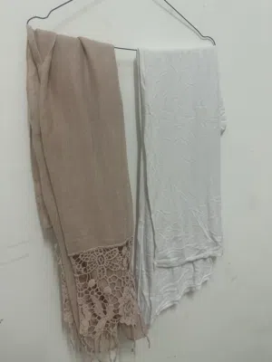 وشاح بيج و وشاح ابيضّ