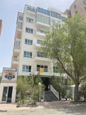 للإيجار شقة كبيرة في ميدان حولي