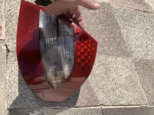 ضو خلفي يمين اصلي حبيبات  مرسيدس w211 بدون بورد