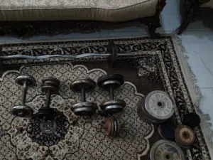 دمبلصات ×4 و بار ملتوي ×1 للبيع مع اقراص وزن عديدة للبيع الوصف جدا مهم