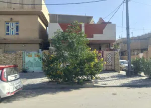 بيت رخيص جدا بسعر مناسب ركن على شارع 40 تجاري  المساحة 105 متر مربع الواجهة 7 م النزال 15 م الرصيف 4