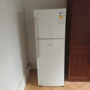 ثلاجة حجم كبير بحالة جيدة جدا بسعر مناسب
