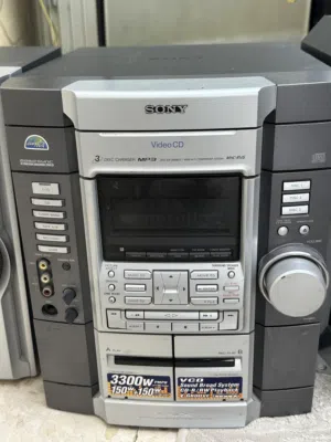 سماعات من نوع SONY شغال 100% في معاه سماعه كبيره وصغيره ما في بلوتوث... يوجد جهازين