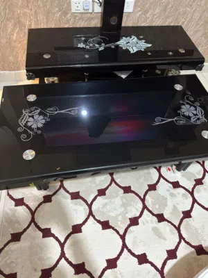 طاولات زجاجية بحالة ممتازة  عدد 4  Glass Table for Sale