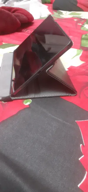 تابلت مدرسه لم يستخدم داخل جرابه الأصلي ومعاه الشاحن الأصلي