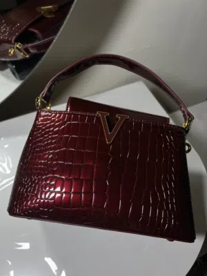 شنطة يد عنابية