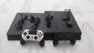 اثنين بلايستيشن 4 عاديه و سليم