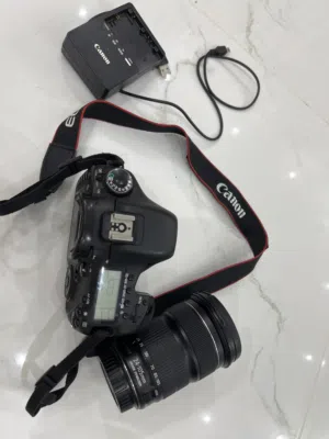 للبيع كاميرا كانون 7D مع عدسة