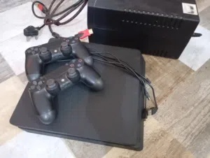 بلاي4 اخو الجديد مستعمل مرة واحدة (ps4) نضيف اليدات سليمة الكيبلات سليمة كانما جديد وياه قرصين هدية