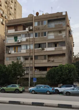 شقة راقية بحى راقى بمدينة نصر على الشارع الرئيسى للبيع