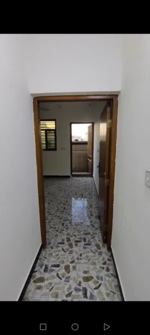 شقه طابق أول (إيجار)  مكونه من  غرفتين وصاله  مطبخ وخدمات والكهرباء خصخصه معزولة الطابق الأول  اليرم