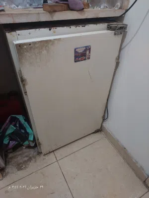 ثلاجه مكتب صغيره بحاله ممتازه