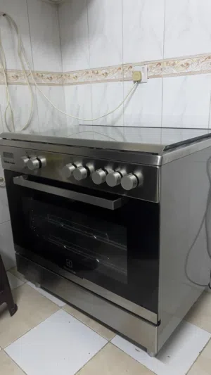 فرن كهرباء وغاز استعمال ثلاث شهور فقط نظيفف جدا