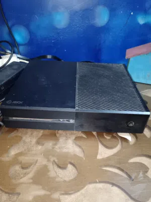 Xbox One 1TB مع يدين أصليتين – بحالة ممتازة