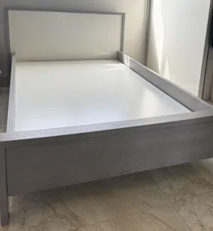 سرير شبه جديد (مستخدم قليل ) للبيع - Almost new bed for sale بسعر استثنائي ! و تتوفر معه مرتبة(مترّس