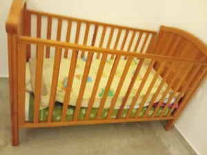 سرير أطفال للبيع