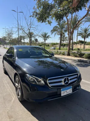 Sedan Mercedes Benz in Cairo