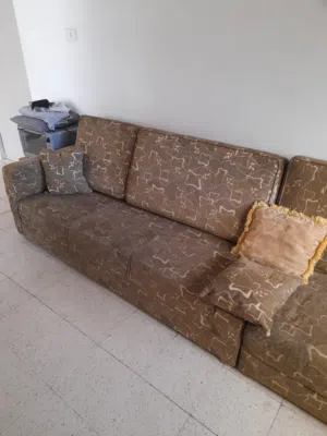 طقم كنب ثلاث مقاعد ومقعدين بحاله جيده تفصيل للبيع العاجل