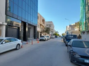 محل 100م للإيجار حي الأندلس على فرعي يؤدي إلى طريق الكورنيش قريب جدا لرئيسي قرقارش