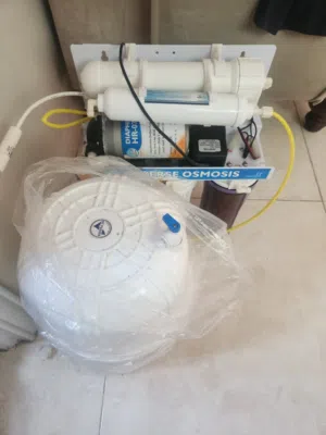 فلتر مياه بيتي مع القلة الخاصة به ..شغال مية بالمية ...استخدام شخصي لمدة 4 سنوات ..7 مراحل تايواني .