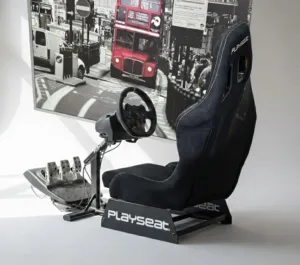 كرسي Playseat Evolution وعجلة قيادة Logitech G29.