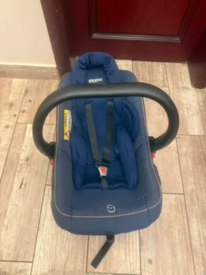 كرسي سياره ماركة giggles من مذركير اصلي موب تقليد مستخدم شبه جديد ويمكن استخدامه للعربنات الأطفال