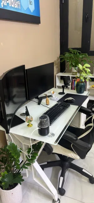 Pc مع الميز و الكرسي كامل مع شاشتين