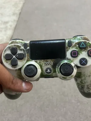 يد بلاستيشن فور اصليه شغاله بحاله الوكاله للبيع بسعر مغري جداً اي استفسار سعرها 7 دنانير