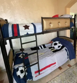 سرير طابقين حديد بحالة ممتازة وبسعر مناسب جداً