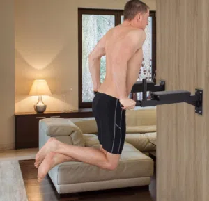 عقلة حائط (Wall-Mounted Dip Station) قطعة احترافية ومهمة لأي صالة ألعاب رياضية منزلية.