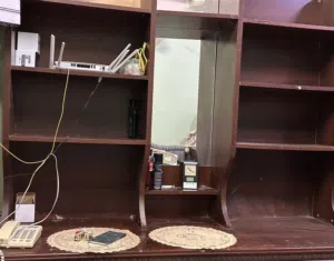 مكتبه مع كرسين