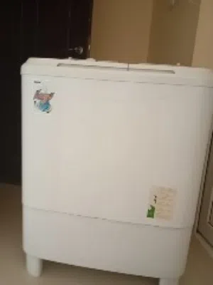 غسالة ملابس شبه جديدة و في حالة جيدة