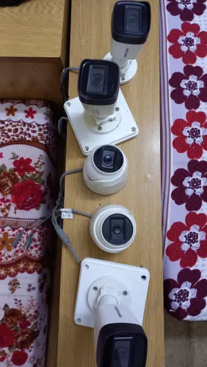 السلام عليكم خمس كاميرات مراقبه بتصوير ليلي من ماركة Hikvision مع جهاز ال dvr (مشغل الكاميرات)