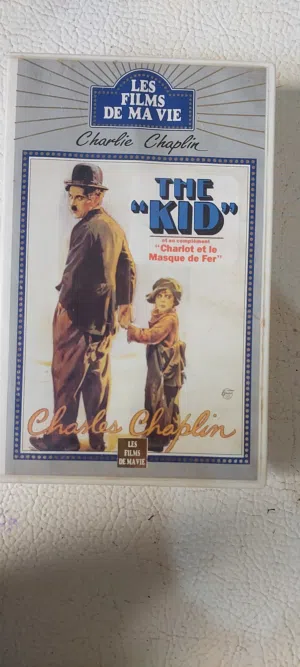 السلام عليكم ورحمة الله وبركاته شريط تشارلي شيبلن فيلم كوميدي قديم من عام1921 مدته 85 دقيقه The kid