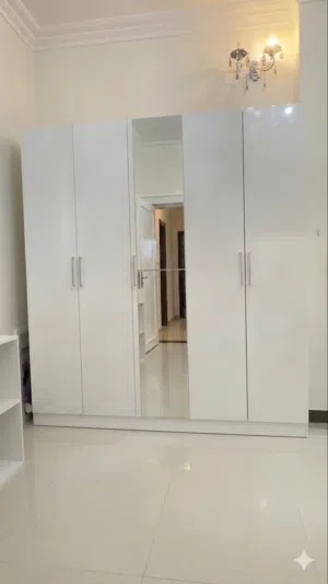 غرفة نوم سرير و دولاب و رفوف