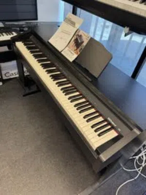 Roland RP30 Digital Piano بيانو رولاند ديجتال