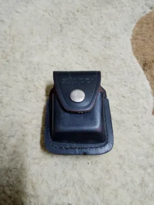 حافظة جلدية أصلية لقداحات زيبو (Zippo Leather Lighter Pouch) باللون الأسود مصنوعة من الجلد الطبيعي.