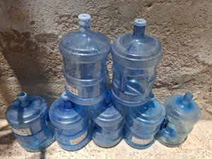 7 قوارير ماء شبه جديد نظاف جدا صنع في الأردن