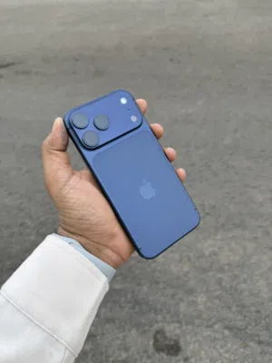 ايفون 17 بروماكس ذاكره 256 جيجا نظام eSIM مشفر بدون منفذ شريحه بطارية 100% مشحون مره واحده