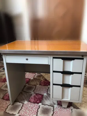 ميز مكتبي للدراسه والعمل
