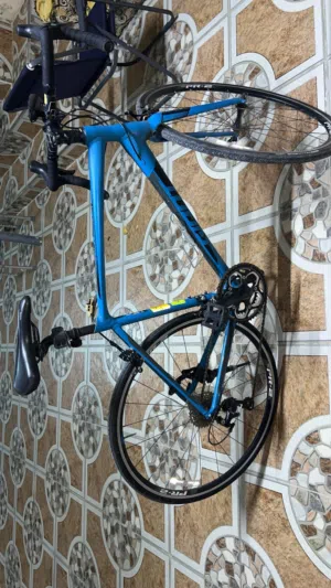 دراجة هوائية bike road ماركة giant المينيوم وفايبر وخفيفه جدا مناسبه لمقاس من 52 ل 56