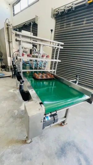 ماكنة تعبئة وحشو حبة الكيك بالكريما أو الشوكولاته