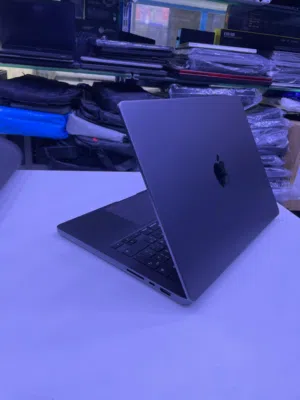 للبيع MacBook Pro M4   اللون: أسود فلكي (Space Black)