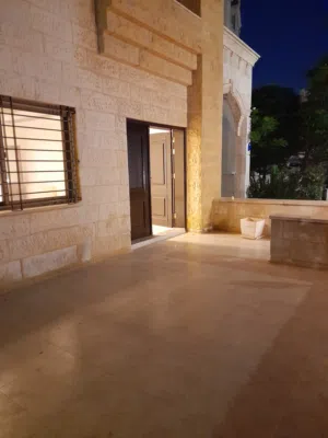 شقه سوبر ديلوكس بمدخلين 3نوم مع الماستر3حمامات صاله صالون مطبخ مخزن تراس أمامي وخلفي