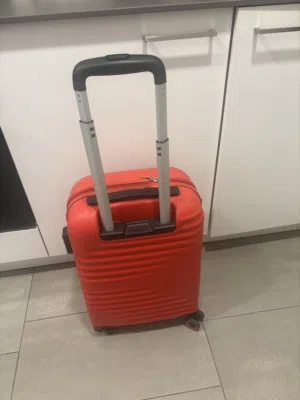 American Tourister Carry-On Suitcase – Hard Shell – Red حقيبة سفر يد لون احمر، 4عجلات.