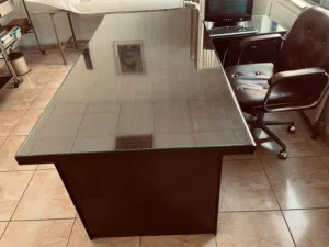 أثاث مكتبي و عيادي للبيع